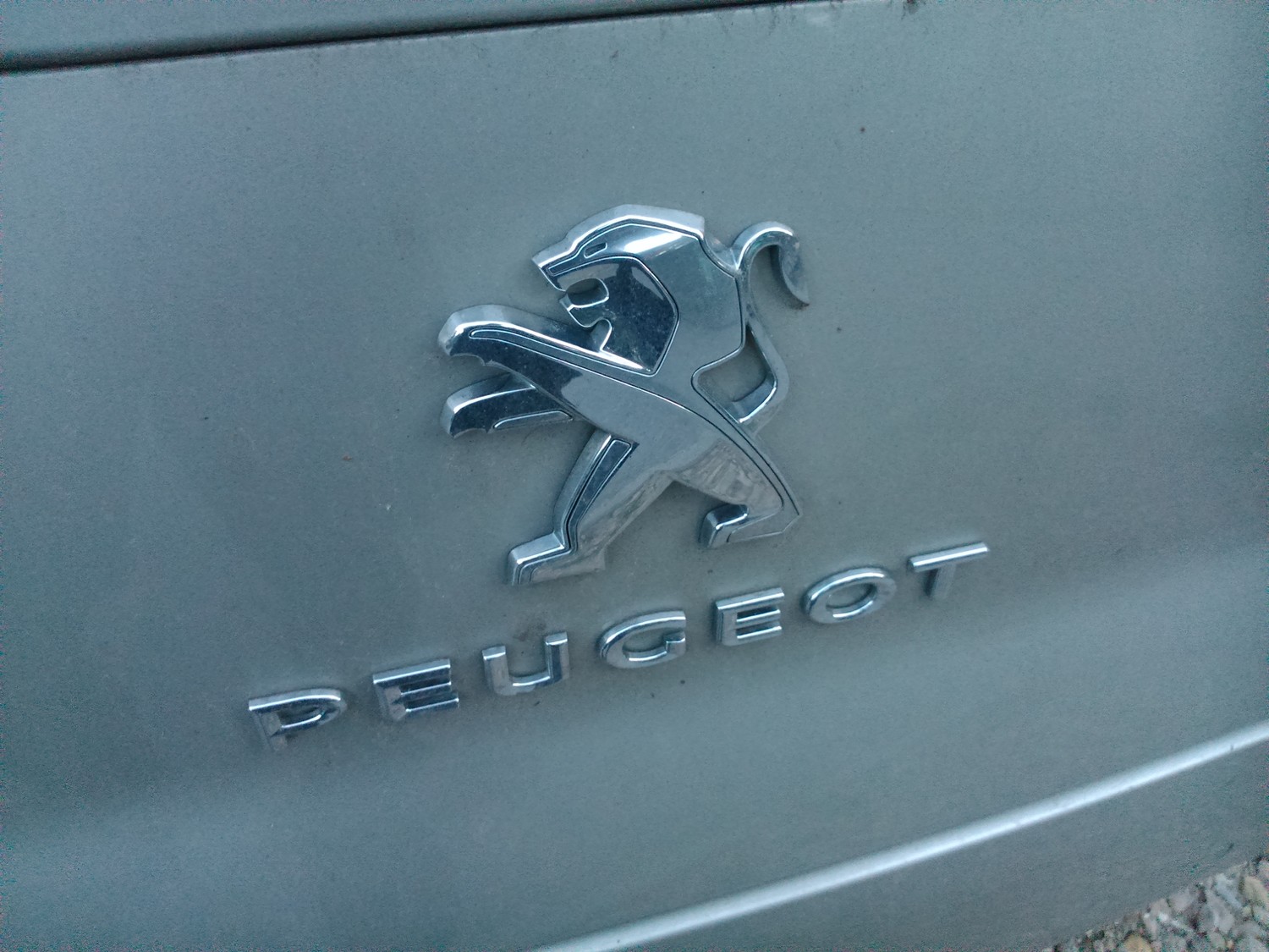Портал фото автомобиля Peugeot в Риге